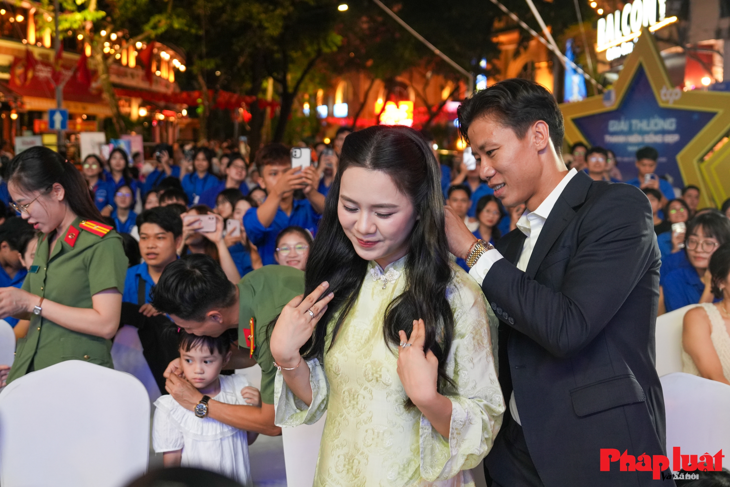 Vợ chồng cầu thủ Quế Ngọc Hải là gia đình trẻ tiêu biểu toàn quốc năm 2025