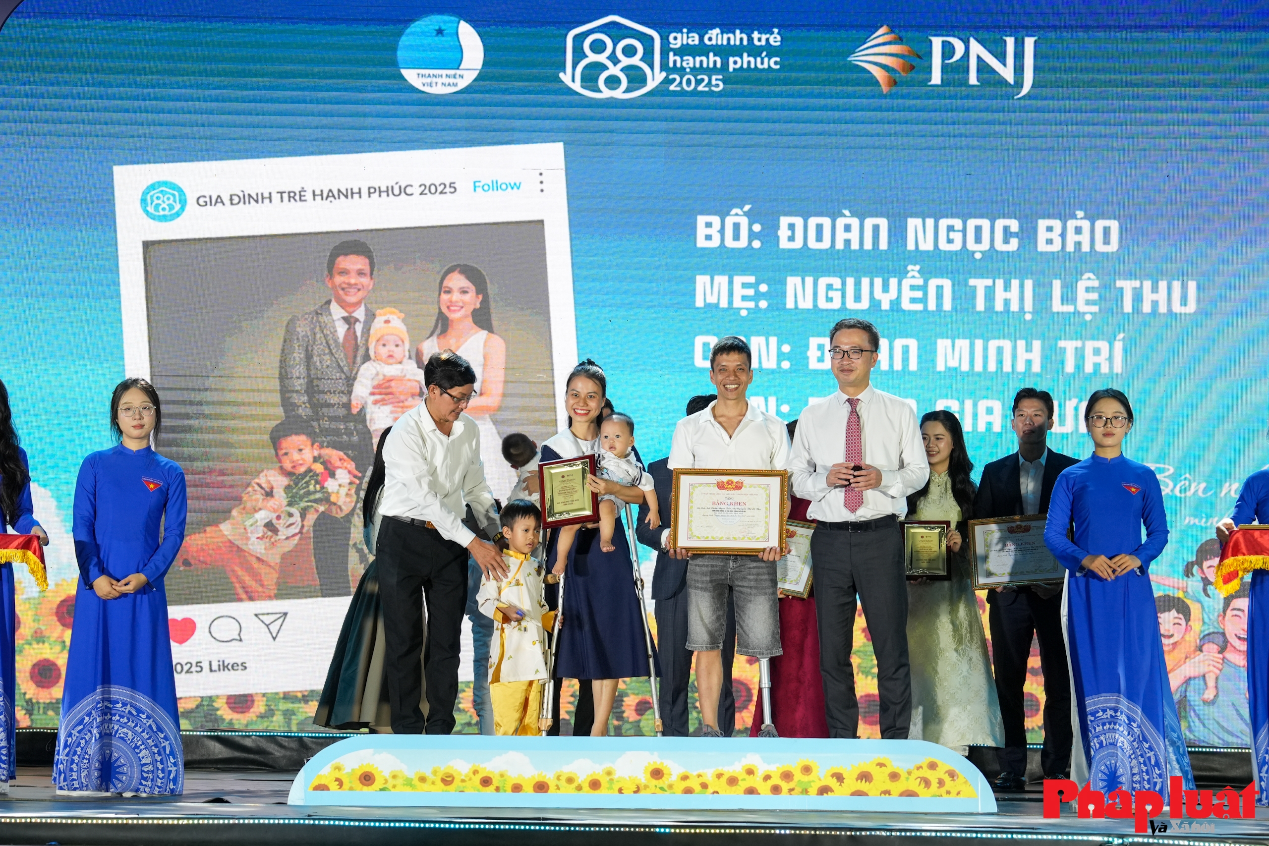 Vợ chồng cầu thủ Quế Ngọc Hải là gia đình trẻ tiêu biểu toàn quốc năm 2025