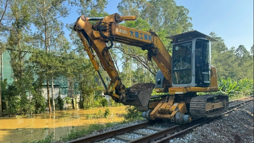 Khắc phục hậu quả bão số 11: Nhiều tuyến giao thông và điện lực đã được khôi phục