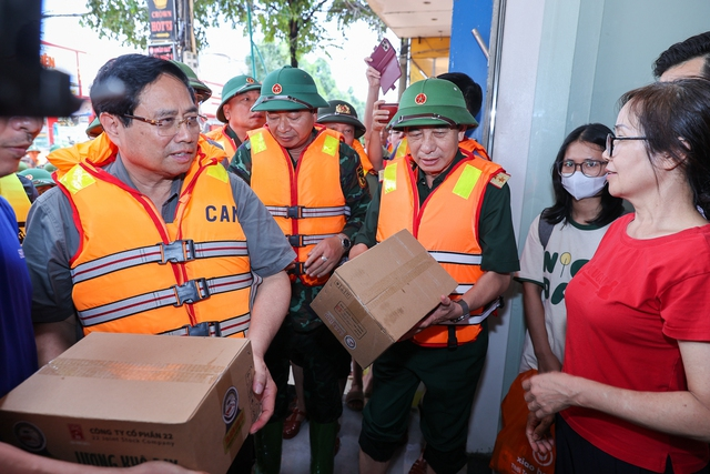 Thủ tướng Phạm Minh Chính, Đại tướng Phan Văn Giang động viên nhân dân bị ảnh hưởng lũ lụt tại phường Phan Đình Phùng, tỉnh Thái Nguyên - Ảnh: VGP/Nhật Bắc