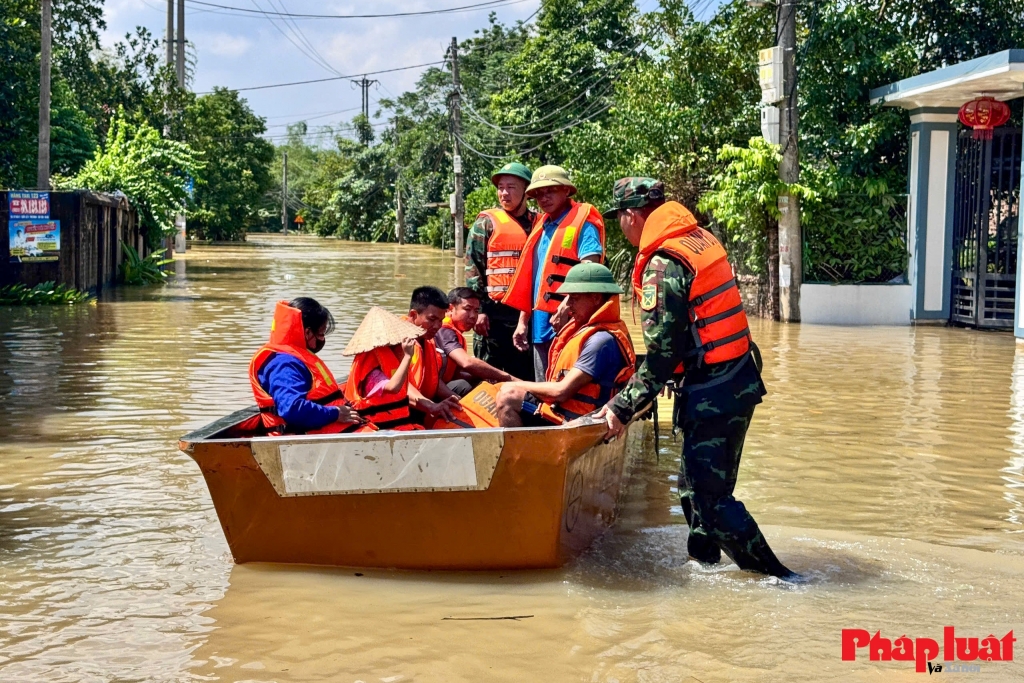 triển khai phương án di chuyển người dân ở vùng ngập sâu ra khỏi khu vực nguy hiểm, đồng thời tổ chức cứu trợ, hỗ trợ lương thực, nhu yếu phẩm cho các hộ dân bị ảnh hưởng. triển khai phương án di chuyển người dân ở vùng ngập sâu ra khỏi khu vực nguy hiểm, đồng thời tổ chức cứu trợ, hỗ trợ lương thực, nhu yếu phẩm cho các hộ dân bị ảnh hưởng.