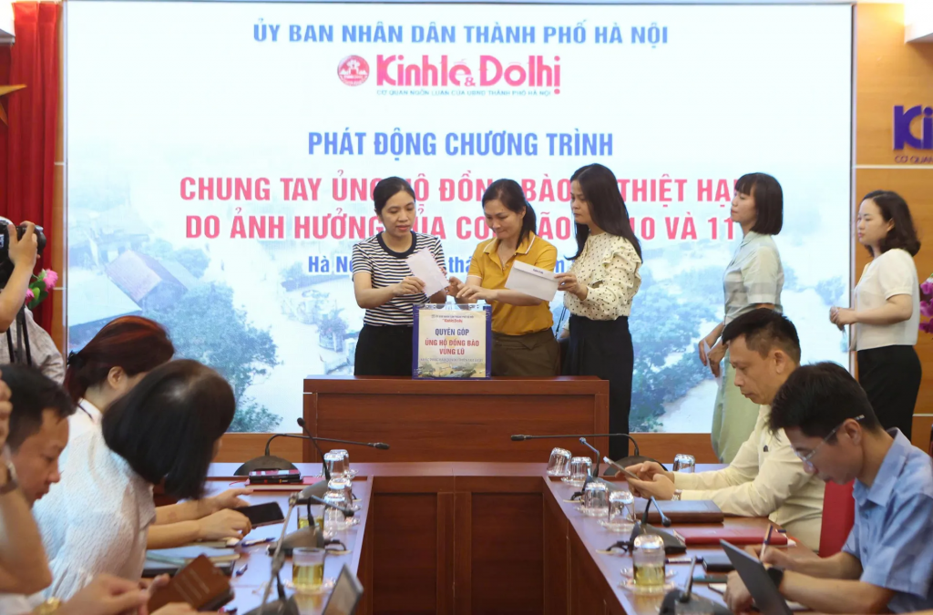 Cán bộ, phóng viên, nhân viên Báo Kinh tế & Đô thị chung tay ủng hộ đồng bào bị thiệt hại do ảnh hưởng của cơn bão số 10 và 11. Ảnh: Thanh Hải