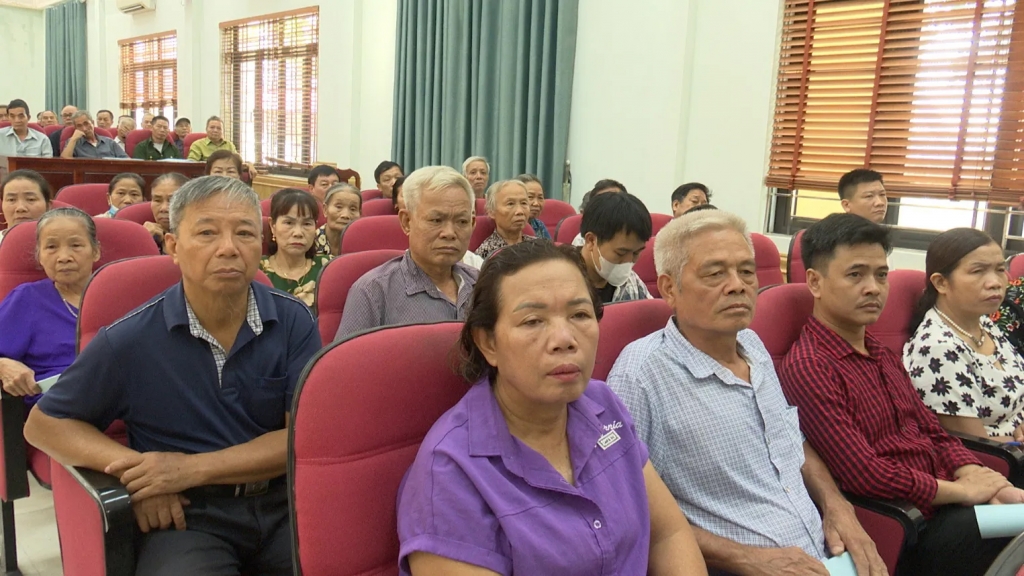 Người dân xã Sơn Đồng tham dự hội nghị tuyên truyền phổ biến, giáo dục pháp luật do UBND xã tổ chức. Ảnh B.D