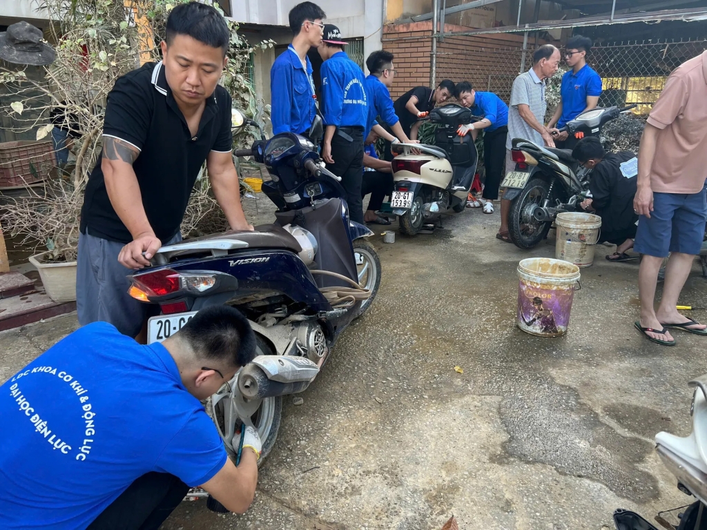 Thanh niên Thủ đô dựng ''trạm sửa xe dã chiến'' tại Thái Nguyên, hồi sinh xe máy bị ngập nước, giúp người dân có phương tiện đi lại. Ảnh Phú Thảo Thanh niên Thủ đô dựng ''trạm sửa xe dã chiến'' tại Thái Nguyên, hồi sinh xe máy bị ngập nước, giúp người dân có phương tiện đi lại. Ảnh Phú Thảo