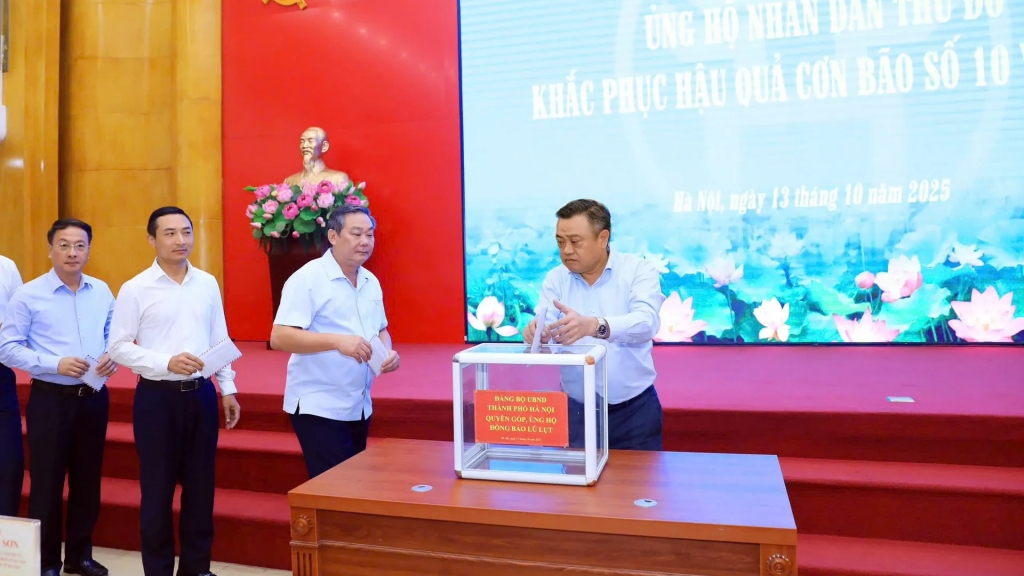 Đảng ủy UBND Thành phố Hà Nội phát động ủng hộ Nhân dân Thủ đô chịu ảnh hưởng trực tiếp của cơn bão số 10 và số 11