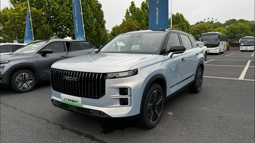 Xe hybrid ồ ạt giảm giá trước năm 2026: doanh nghiệp “xả hàng” chờ thuế giảm