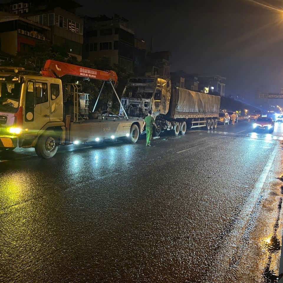 Lực lượng chức năng bảo vệ hiện trường và xác minh vụ việc sau khi khống chế được đám cháy. Ảnh: CQCA