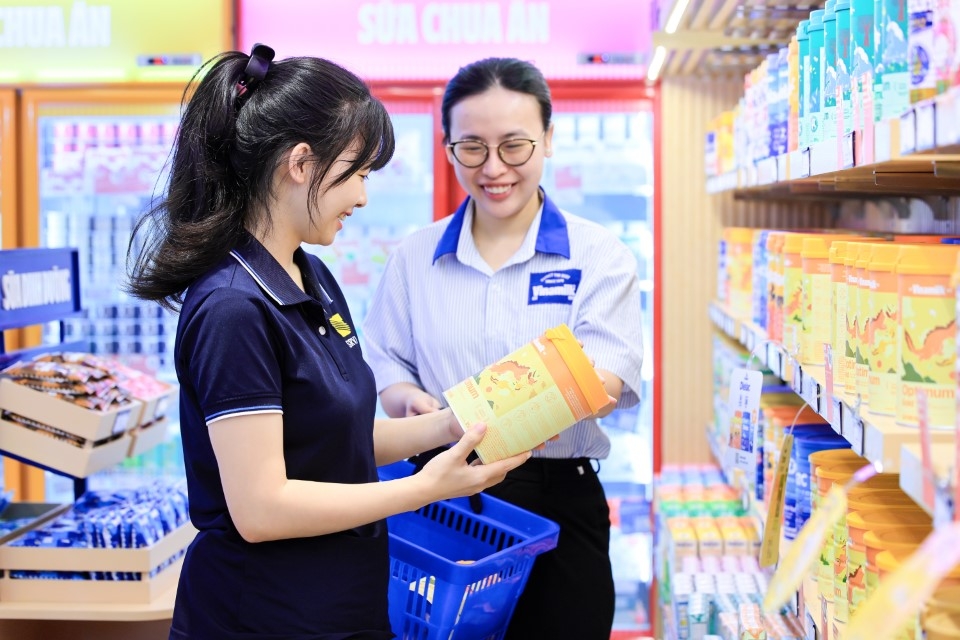 Các sản phẩm Vinamilk đến tay người tiêu dùng đều có thể truy xuất thông tin từ nguyên liệu đầu vào, quy trình sản xuất, đóng gói, vận chuyển đến điểm bán. Ảnh: Vi Nam Các sản phẩm Vinamilk đến tay người tiêu dùng đều có thể truy xuất thông tin từ nguyên liệu đầu vào, quy trình sản xuất, đóng gói, vận chuyển đến điểm bán. Ảnh: Vi Nam