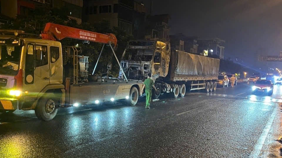 Thông tin về vụ cháy ô tô trên đường Vành đai 3 trên cao