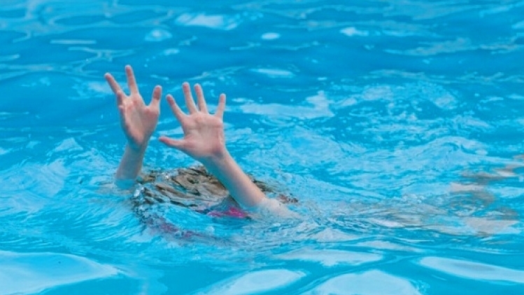 Cảnh báo nguy cơ đuối nước trẻ em sau mưa bão