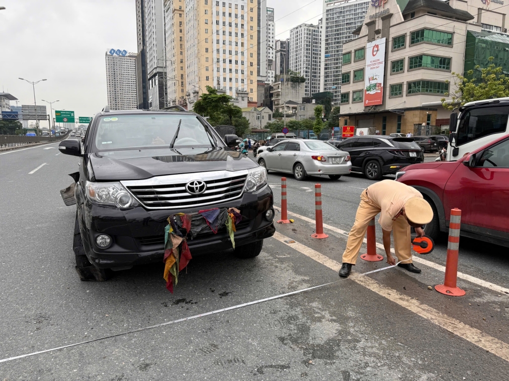 CSGT ghi nhận hiện trường vụ việc.