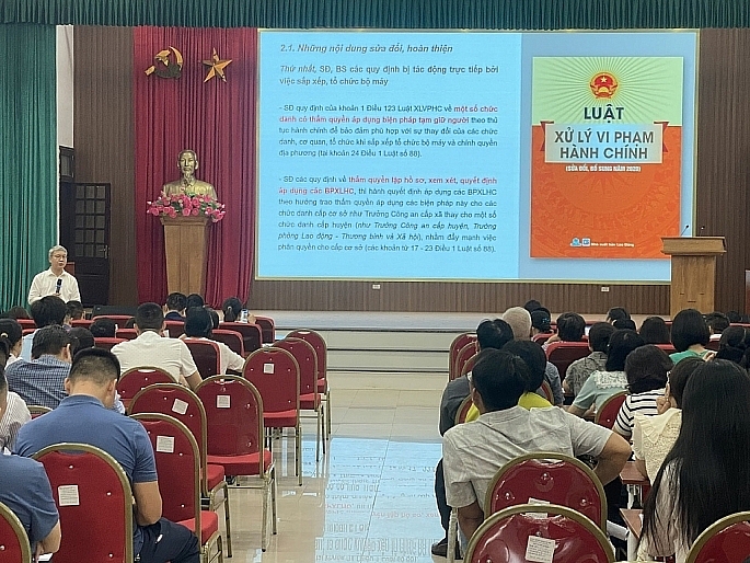 Tuyên truyền, phổ biến những điểm mới của Luật xử lý vi phạm hành chính năm 2025 cho cán bộ và Nhân dân Tuyên truyền, phổ biến Luật Xử lý vi phạm hành chính năm 2025 cho cán bộ và Nhân dân