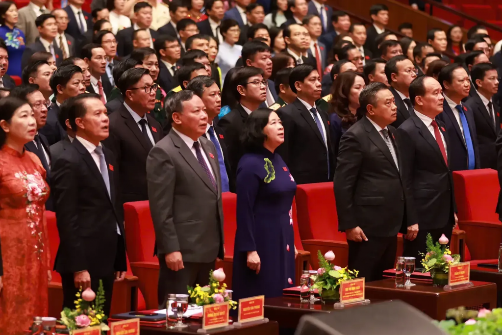 Các đại biểu thực hiện nghi Lễ chào cờ tại Đại hội