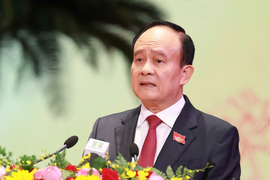 Phó Bí thư Thành uỷ, Chủ tịch HĐND TP Nguyễn Ngọc Tuấn thông qua Chương trình Đại hội phiên chính thức.