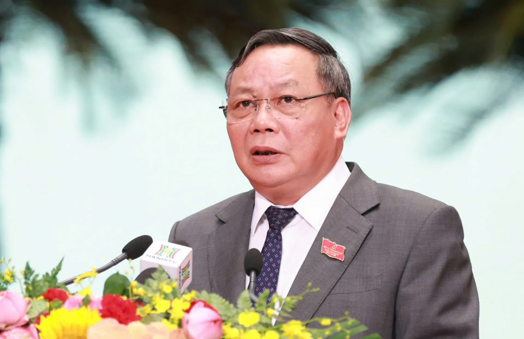 Phó Bí thư Thường trực Thành uỷ Nguyễn Văn Phong trình bày báo cáo chương trình làm việc phiên trù bị.