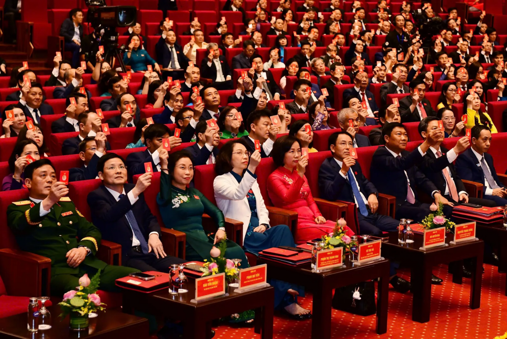 Các đại biểu biểu quyết thông qua chương trình Đại hội