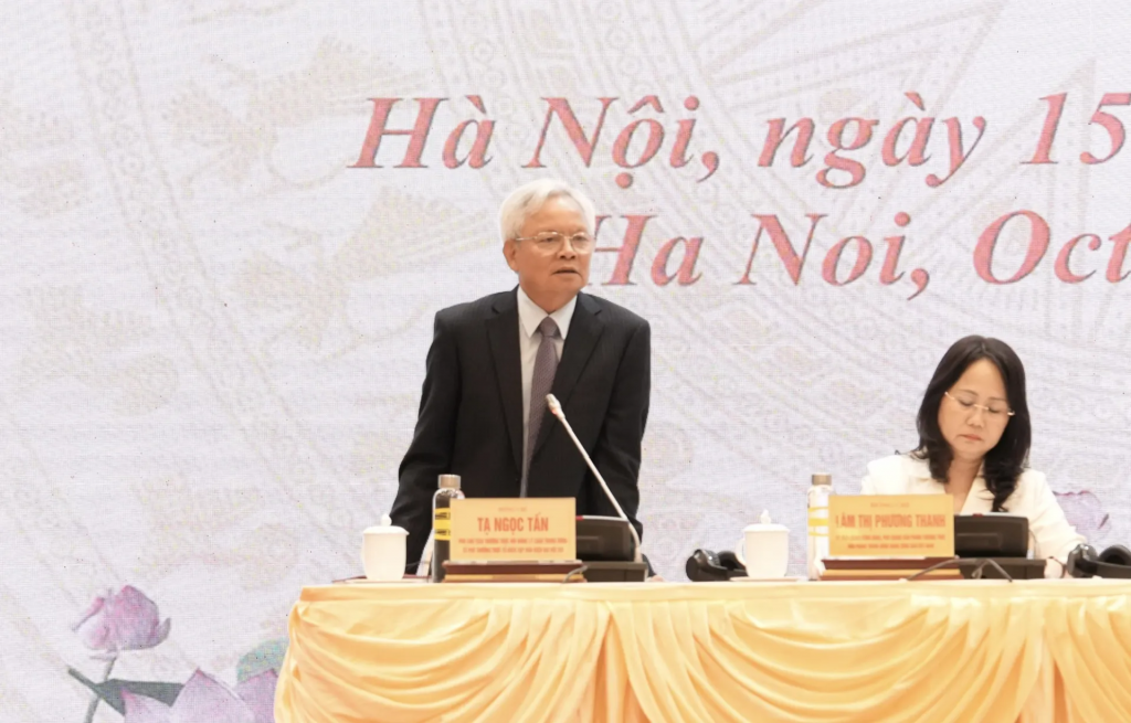 Nguyên Ủy viên Trung ương Đảng, Phó Chủ tịch Thường trực Hội đồng Lý luận Trung ương Tạ Ngọc Tấn - Tổ phó Thường trực Tổ Biên tập Văn kiện Đại hội XIV của Đảng trao đổi tại cuộc họp báo. Ảnh: Hồng Thái