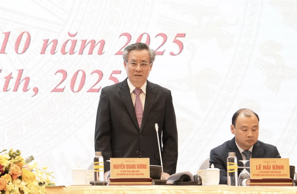 Ủy viên Trung ương Đảng, Phó Trưởng Ban Tổ chức Trung ương Nguyễn Quang Dương trao đổi tại cuộc họp báo. Ảnh: Hồng Thái