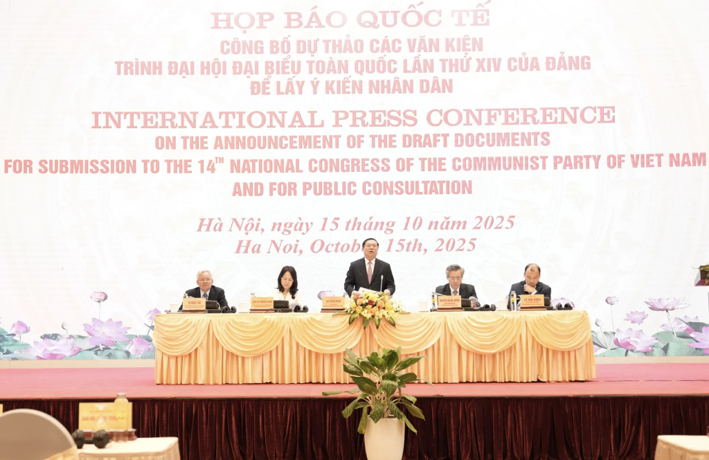 Ủy viên Trung ương Đảng, Phó Trưởng ban Thường trực Ban Tuyên giáo và Dân vận Trung ương Lại Xuân Môn trao đổi tại cuộc họp báo. Ảnh: Hồng Thái