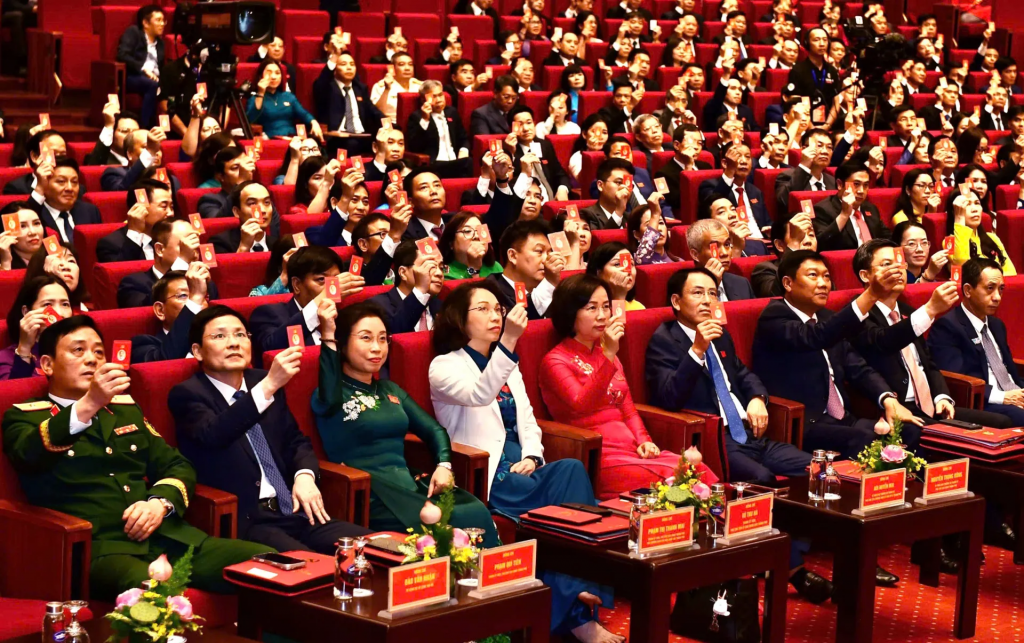 Các đại biểu biểu quyết bầu Đoàn Thư ký Đại hội. Ảnh: Thanh Hải