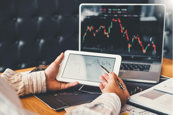 VN-Index giảm do áp lực chốt lời. Ảnh: Int