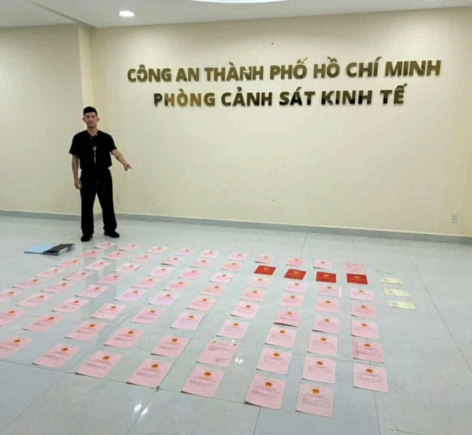 cơ quan chức năng thu giữ 80 sổ đỏ, hơn 8.000 USD, 4 sổ tiết kiệm ngân hàng cùng nhiều vật chứng liên quan khác, Ảnh: CACC