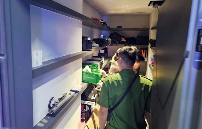 Cơ quan chức năng khám xét nhà Ngân 98, Ảnh: CACC