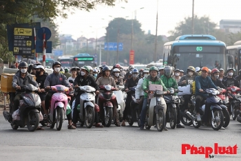 Người Hà Nội sẵn sàng dùng xe điện, nhưng vẫn còn nhiều băn khoăn