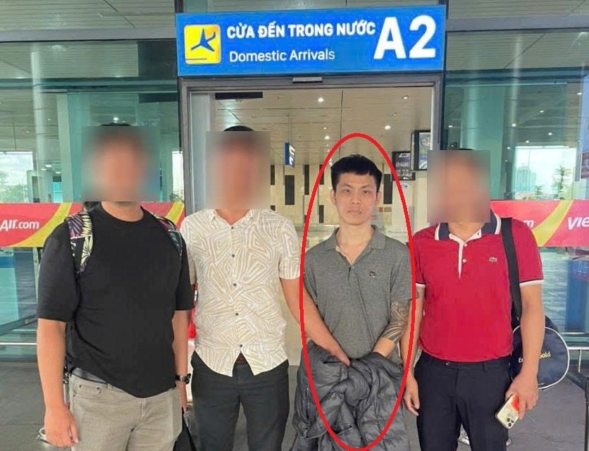 Công an phường Hồng Bàng di lý đối tượng Phạm Quang Hiệp về Hải Phòng. Ảnh: CQCA