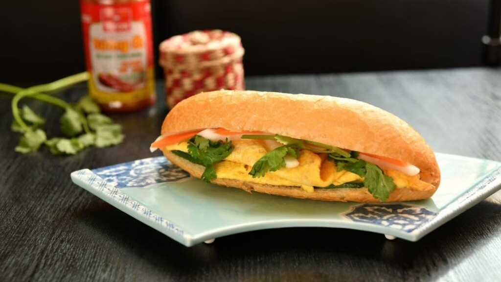 Bánh mì trứng – bữa sáng tiện lợi nhưng cần ăn đúng cách để tốt cho sức khỏe