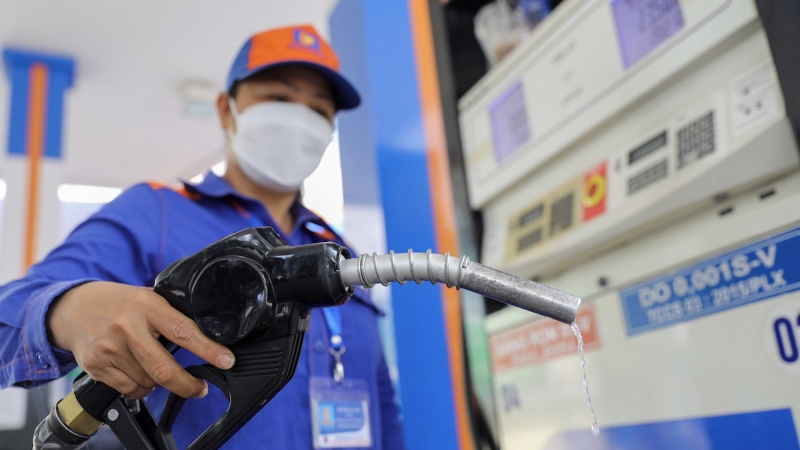 Giá xăng dầu trong nước tăng giảm trái chiều từ chiều 16/10