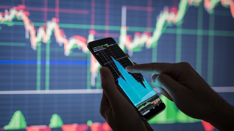 Thị trường chứng khoán ngày 16/10: VN-Index lấy lại đà tăng