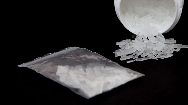 "Sốc thuốc" lại bị bạn dùng chăn bịt mặt...