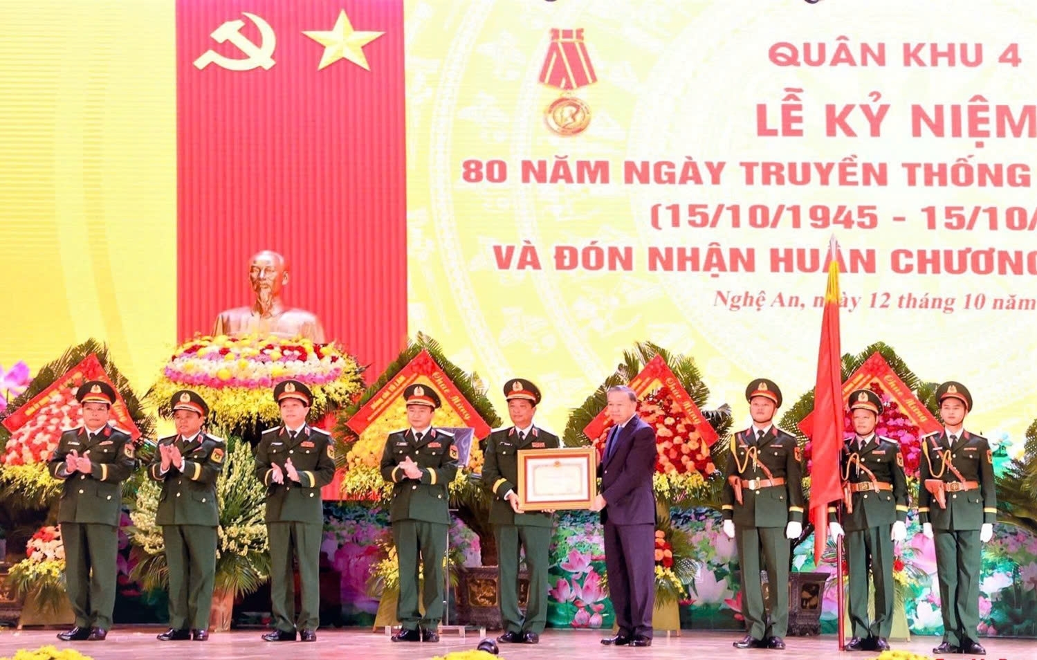 Tổng Bí thư Tô Lâm trao Huân chương Hồ Chí Minh cho Quân khu 4 nhân dịp kỷ niệm 80 năm ngày truyền thống