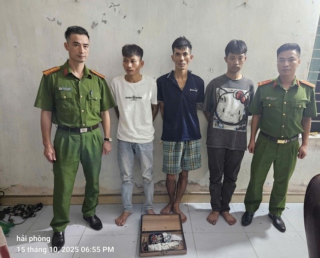 Tang vật và các đối tượng bị Công an Kiến Hải bắt giữ Tang vật và các đối tượng bị Công an Kiến Hải bắt giữ