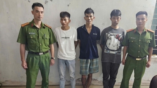 Bắt quả tang 3 người đàn ông làm chuyện xấu trong phòng ngủ