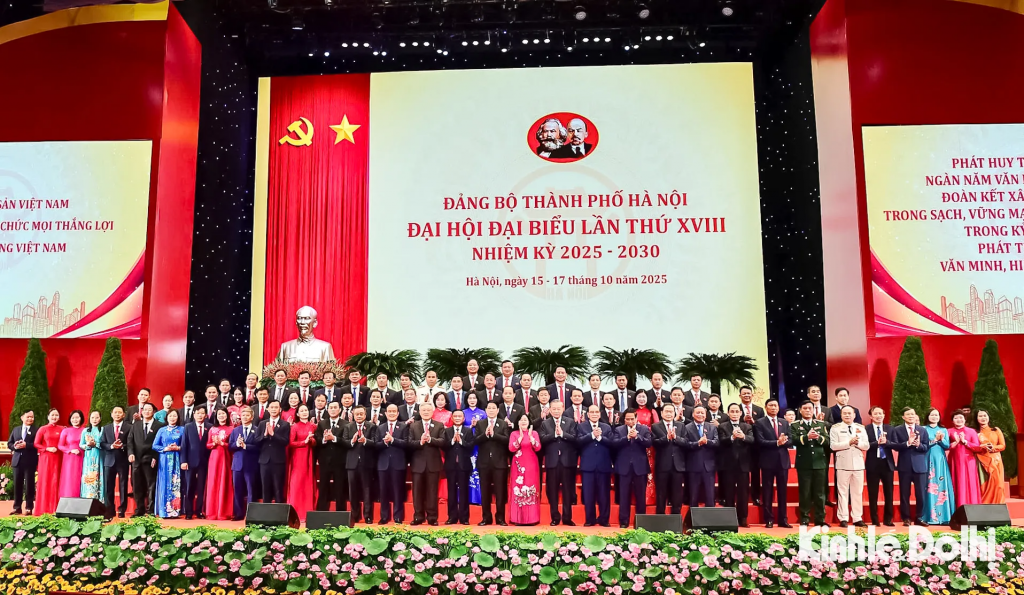 Các đồng chí lãnh đạo, nguyên lãnh đạo Đảng, Nhà nước chụp ảnh lưu niệm với các đại biểu dự Đại hội. Các đồng chí lãnh đạo, nguyên lãnh đạo Đảng, Nhà nước chụp ảnh lưu niệm với các đại biểu dự Đại hội.