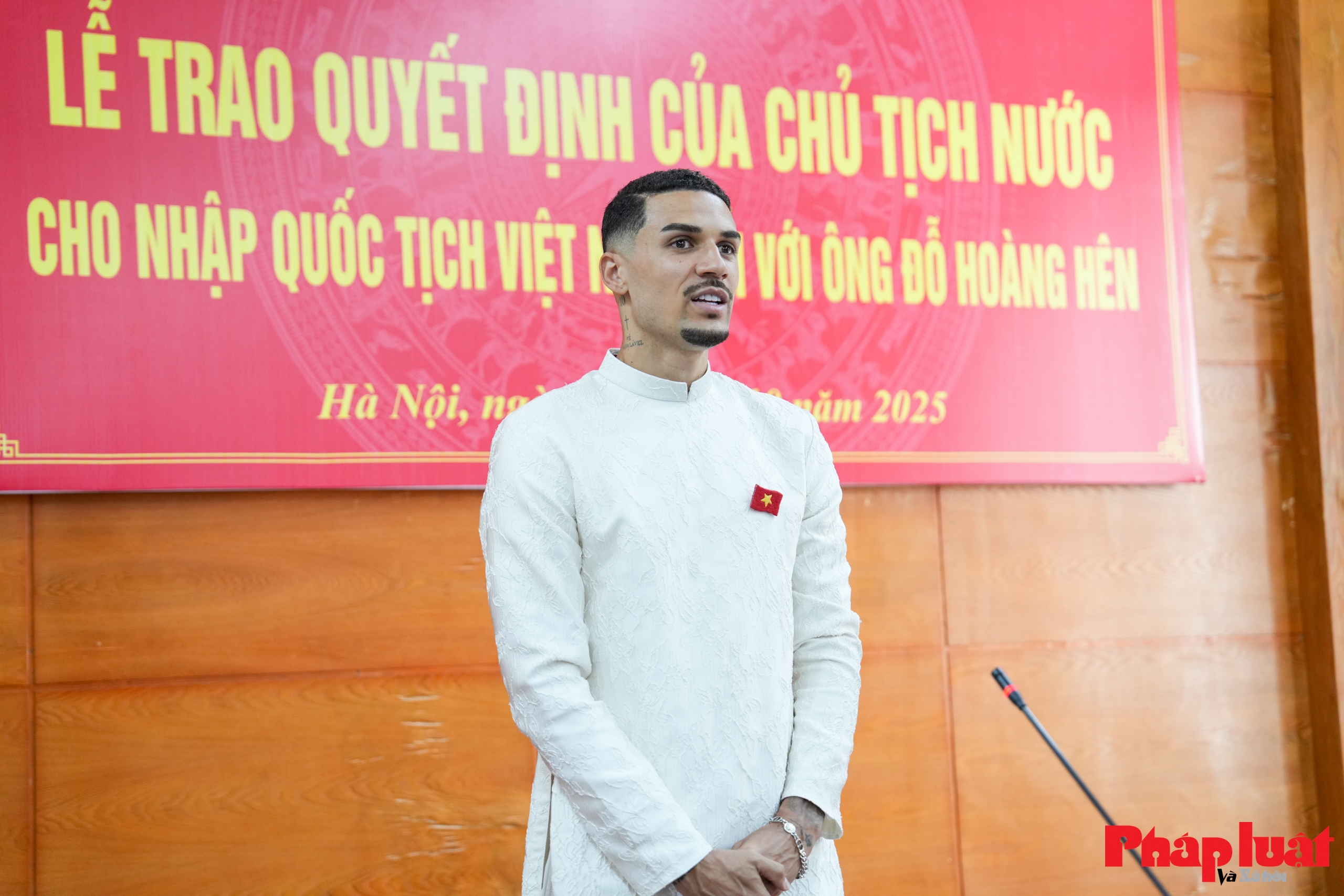 Vợ chồng tiền vệ Đỗ Hoàng Hên diện áo dài đi nhận quốc tịch Việt Nam Vợ chồng tiền vệ Đỗ Hoàng Hên diện áo dài đi nhận quốc tịch Việt Nam