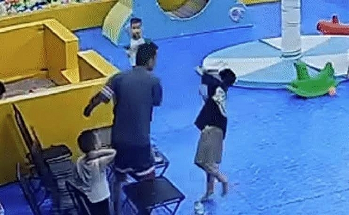 Công an phường Bồ Đề làm việc với người đàn ông tát cháu bé 8 tuổi tại khu vui chơi Công an phường Bồ Đề làm việc với người đàn ông tát cháu bé 8 tuổi tại khu vui chơi