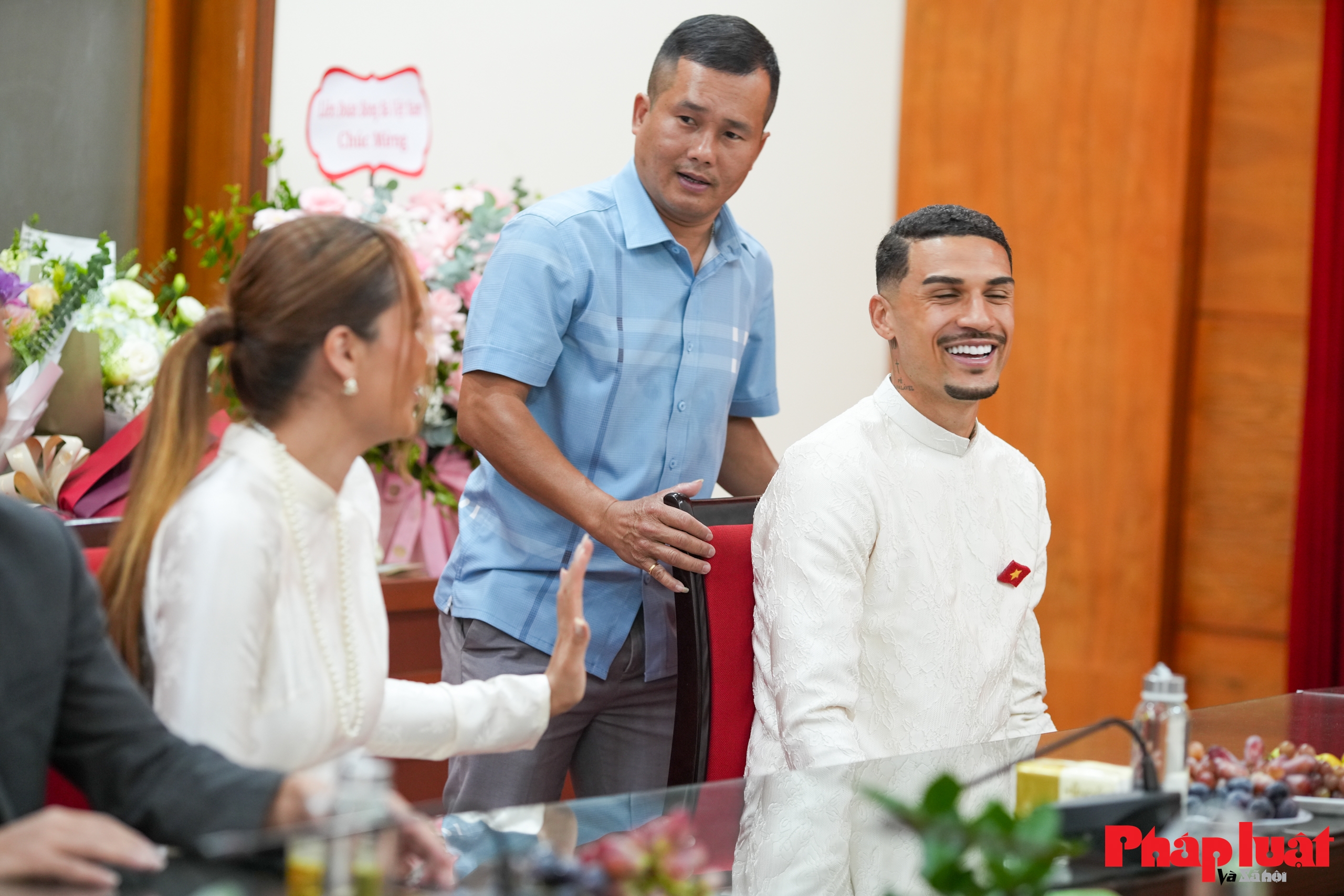 Vợ chồng tiền vệ Đỗ Hoàng Hên diện áo dài đi nhận quốc tịch Việt Nam Vợ chồng tiền vệ Đỗ Hoàng Hên diện áo dài đi nhận quốc tịch Việt Nam