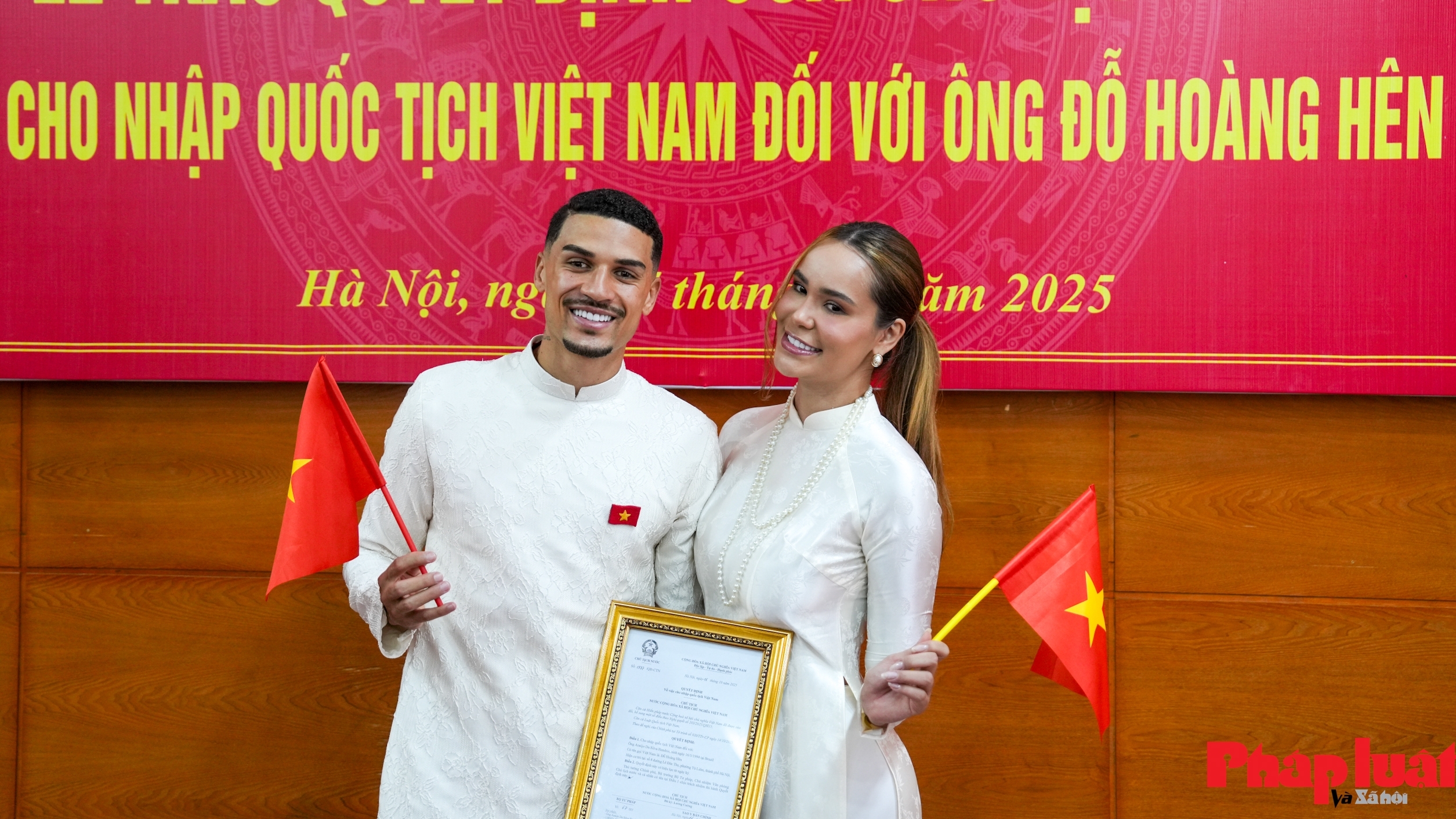 Vợ chồng tiền vệ Đỗ Hoàng Hên diện áo dài đi nhận quốc tịch Việt Nam