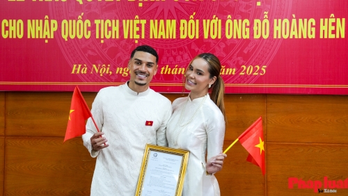 Vợ chồng tiền vệ Đỗ Hoàng Hên diện áo dài đi nhận quốc tịch Việt Nam