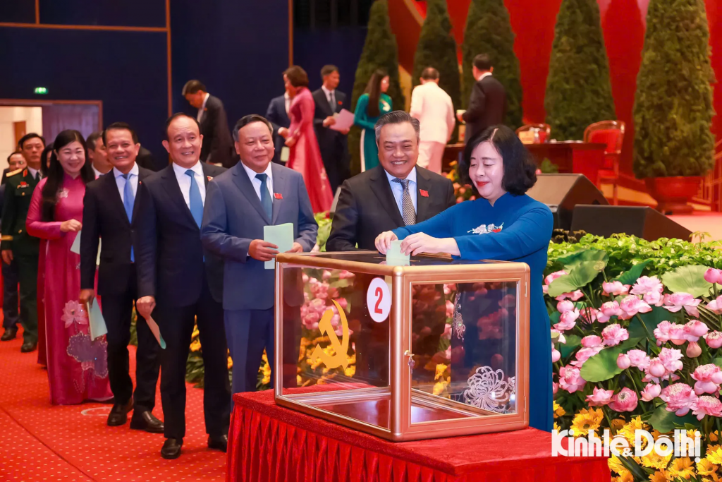 Ủy viên Bộ Chính trị, Bí thư Thành uỷ Hà Nội Bùi Thị Minh Hoài cùng các đại biểu bỏ phiếu bầu đại biểu đi dự Đại hội đại biểu toàn quốc lần thứ XIV của Đảng.