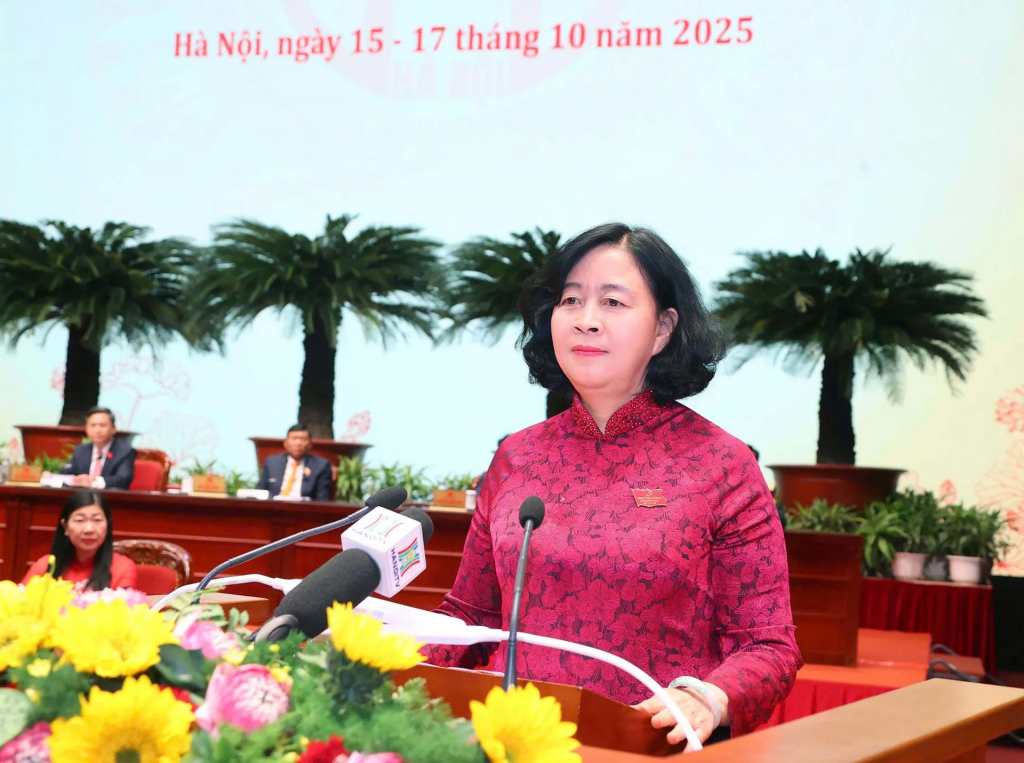 Uỷ viên Bộ Chính trị, Bí thư Thành ủy Hà Nội Bùi Thị Minh Hoài thay mặt Ban Chấp hành Đảng bộ TP Hà Nội khóa XVIII phát biểu nhận nhiệm vụ