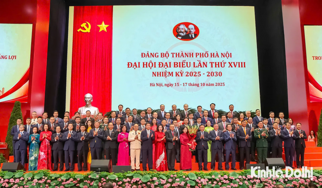 Ủy viên Bộ Chính trị, Thường trực Ban Bí thư Trần Cẩm Tú thay mặt lãnh đạo Đảng, Nhà nước tặng hoa chúc mừng Ban Chấp hành Đảng bộ Thành phố Hà Nội khóa XVIII, nhiệm kỳ 2025 - 2030. Ủy viên Bộ Chính trị, Thường trực Ban Bí thư Trần Cẩm Tú thay mặt lãnh đạo Đảng, Nhà nước tặng hoa chúc mừng Ban Chấp hành Đảng bộ Thành phố Hà Nội khóa XVIII, nhiệm kỳ 2025 - 2030.