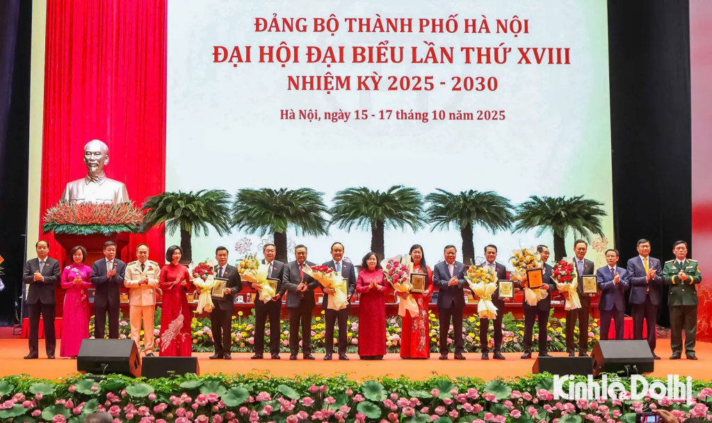 Bí thư Thành ủy Bùi Thị Minh Hoài tặng hoa cảm ơn các đồng chí Ủy viên Ban Chấp hành Đảng bộ thành phố khóa XVII không tái cử vào Ban Chấp hành Đảng bộ thành phố khóa XVIII. Bí thư Thành ủy Bùi Thị Minh Hoài tặng hoa cảm ơn các đồng chí Ủy viên Ban Chấp hành Đảng bộ thành phố khóa XVII không tái cử vào Ban Chấp hành Đảng bộ thành phố khóa XVIII.