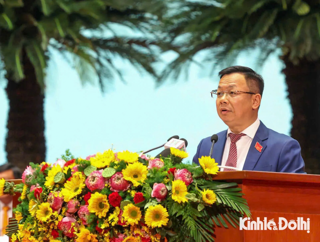 Thay mặt Đoàn Thư ký Đại hội, đồng chí Trần Thanh Hà - Chánh Văn phòng Thành uỷ Hà Nội trình bày Dự thảo Nghị quyết Đại hội đại biểu Đảng bộ TP Hà Nội lần thứ XVIII nhiệm kỳ 2025 -2030 Thay mặt Đoàn Thư ký Đại hội, đồng chí Trần Thanh Hà - Chánh Văn phòng Thành uỷ Hà Nội trình bày Dự thảo Nghị quyết Đại hội đại biểu Đảng bộ TP Hà Nội lần thứ XVIII nhiệm kỳ 2025 -2030