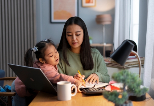 Nghiên cứu tâm lý về mẹ Việt hiện đại: đằng sau nụ cười là gì?