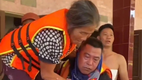 Kỳ 1: Xuyên ngày đêm cứu bà con vùng lũ đến nơi an toàn