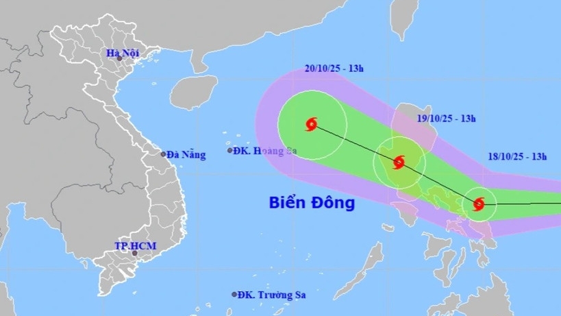 Tối nay 18/10, áp thấp nhiệt đới có khả năng mạnh lên thành bão hướng vào Biển Đông